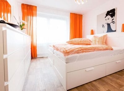 Ein Schlafzimmer in der Farbe orange.