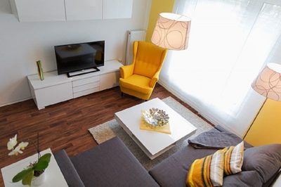 Ein Wohnzimmer eingerichtet in gelb und grau.