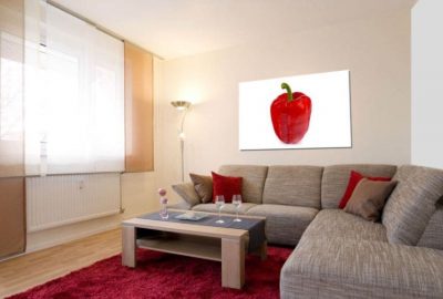 Ein Wohnzimmer eingerichtet in rot und grau.